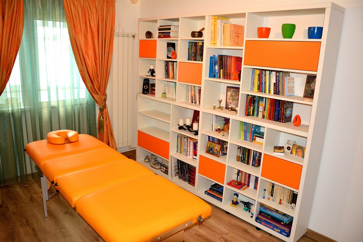 Biblioteca moderna modulara realizata din pal alb fibra si fronturi din pal Orange mat