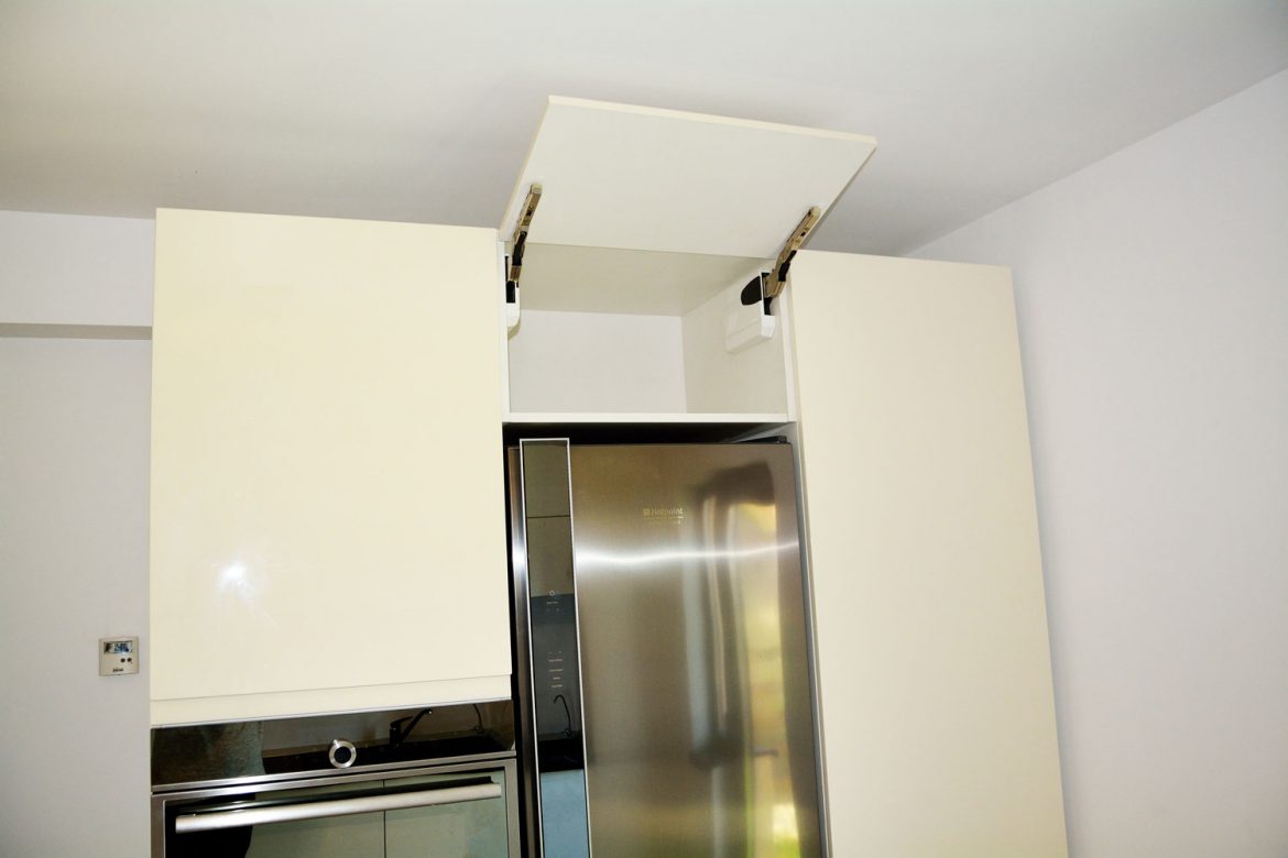 Bucatarie MDF vopsit RAL 9001 crem sistem Aventos HK S Blum frigider incastrat si electrocasnice incorporabile