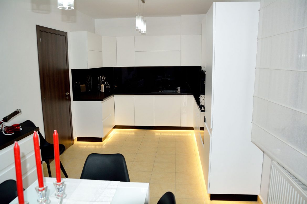 Bucatarie Yulmob la comanda cu usi din MDF vopsit alb mat RAL 9003 frezare manere sertare silentioase Blum laterale din MDF vopsit blat termorezistent si electrocasnice incorporabile Bosch