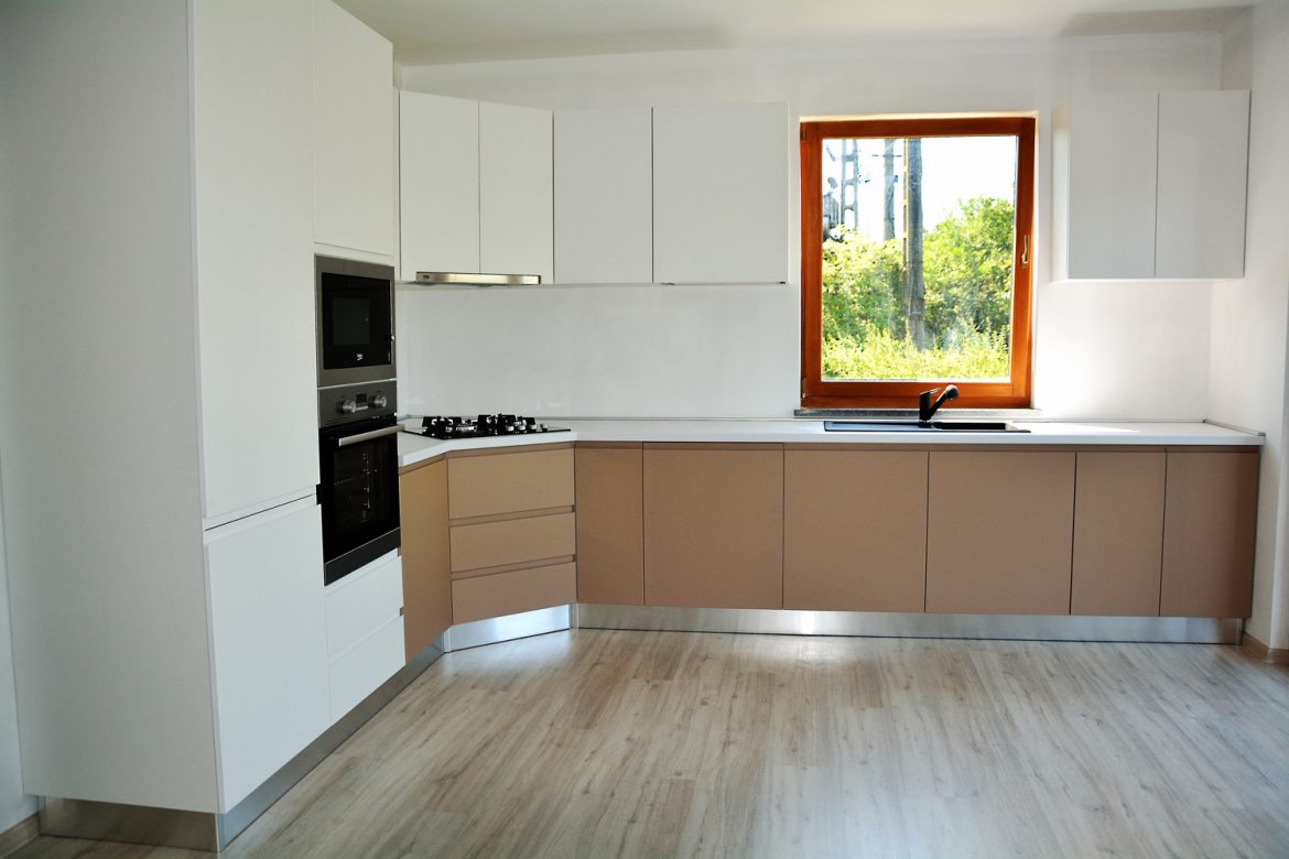 Bucatarie la comada Bacau cu electrocasnicele incorporate cu usi din MDF vopsit mat cappuccino RAL 1019 si alb RAL 9003 cu Balamale silentioase blumotion. 1