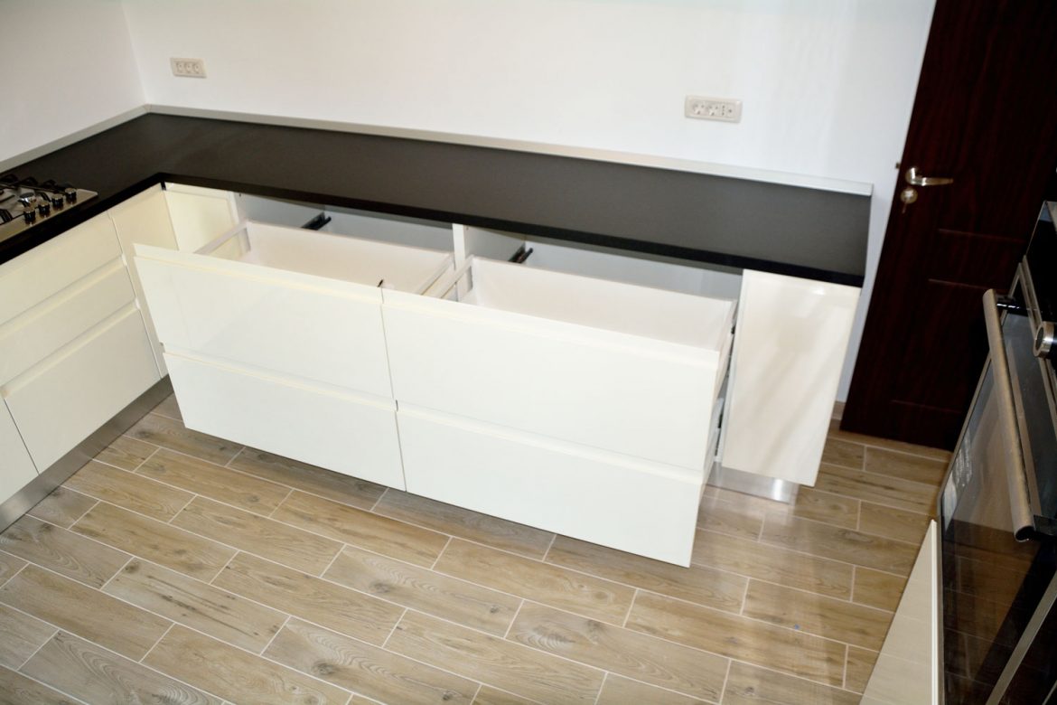 Bucatarie la comanda MDF vopsit cu sertare silentioase Blum inaltatoare cu sticla blat termorezistent joly cu amortizare di plinta picioare din PVC