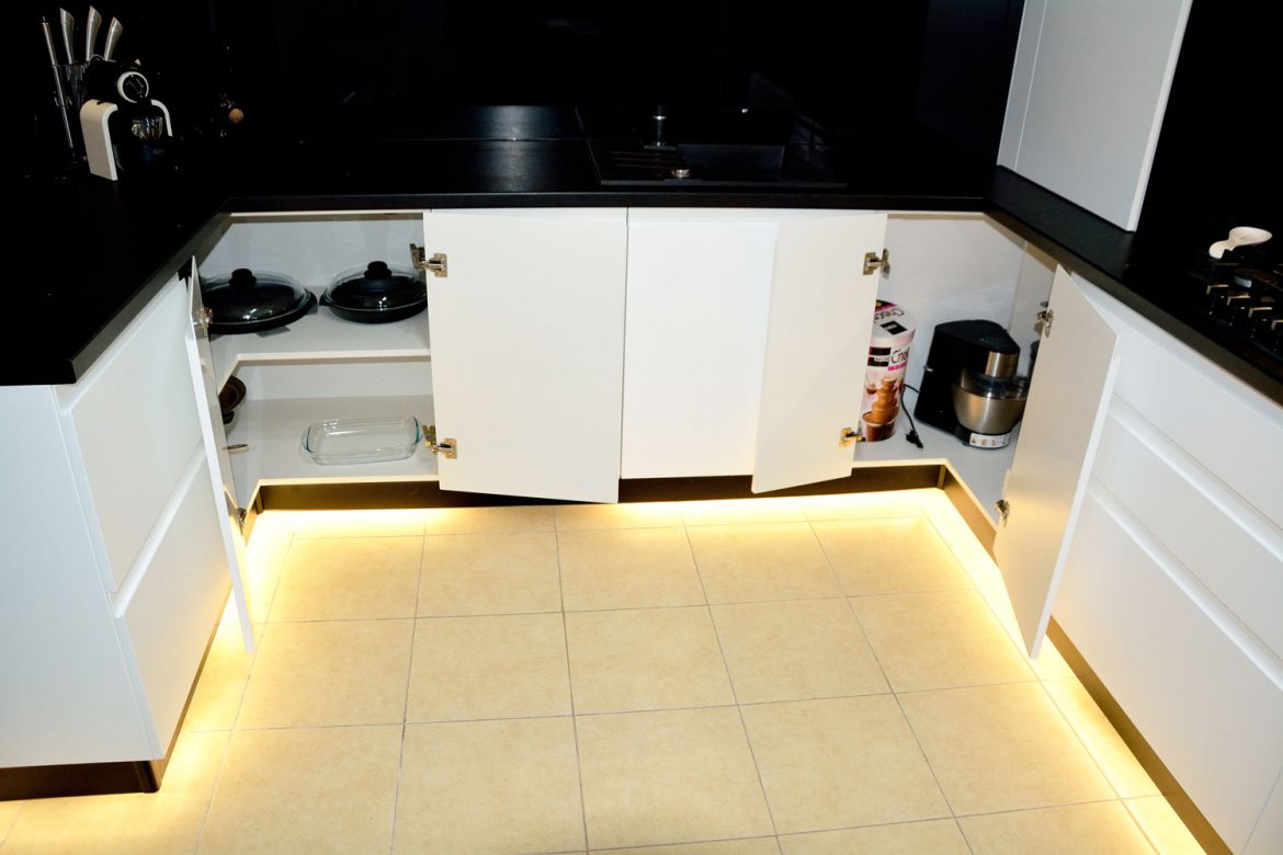 Bucatarie la comanda Yulmob Bacau cu usi MDF vopsit alb mat RAL 9003 cu frezare manere interior pal alb balamale silentioase Blum si blat Egger negru termorezistent