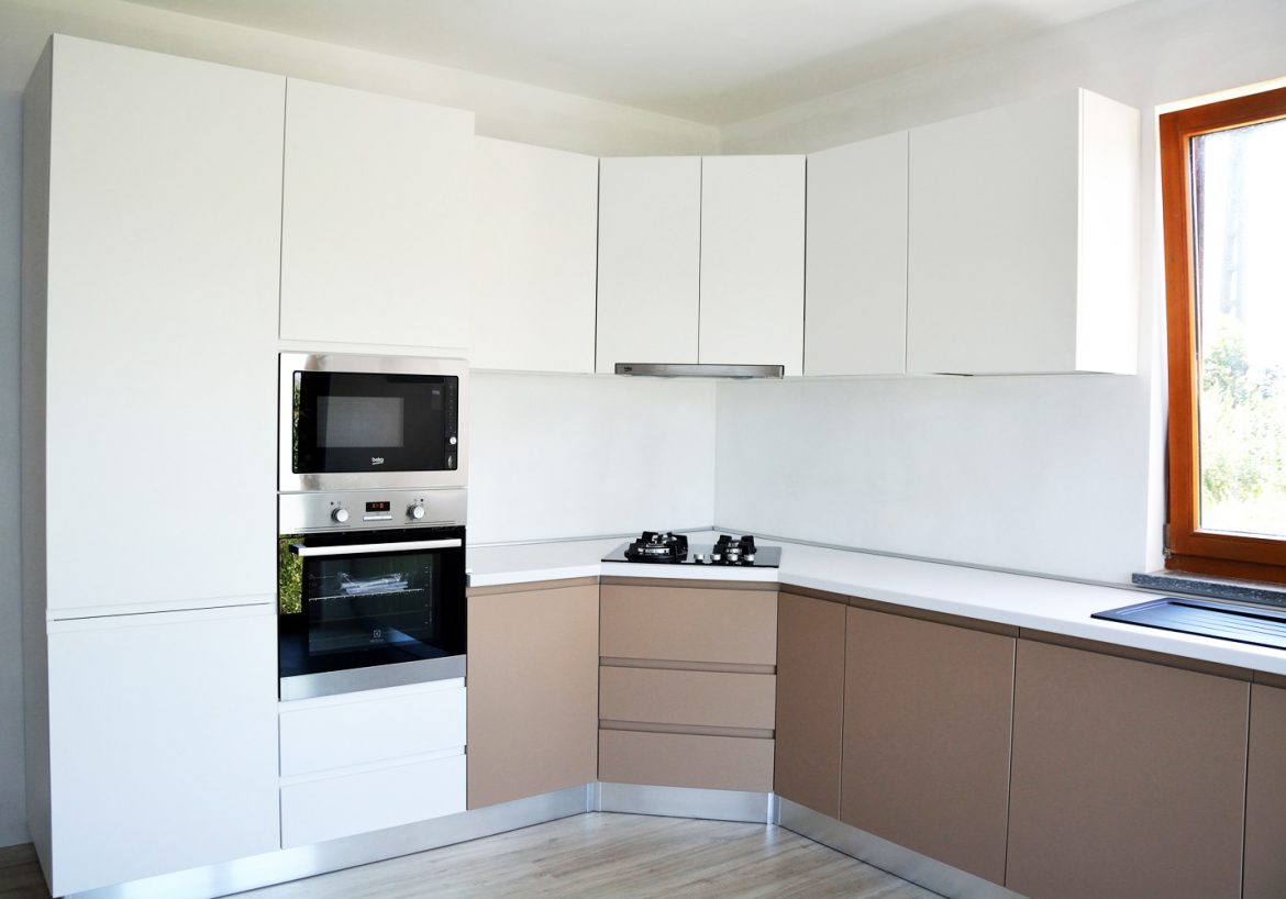 Bucatarie la comanda Yulmob Bacau cu usi din MDF vopsit mat cappuccino RAL 1019 alb RAL 9003 cu frezare maner sertare silentioase antaro Blum