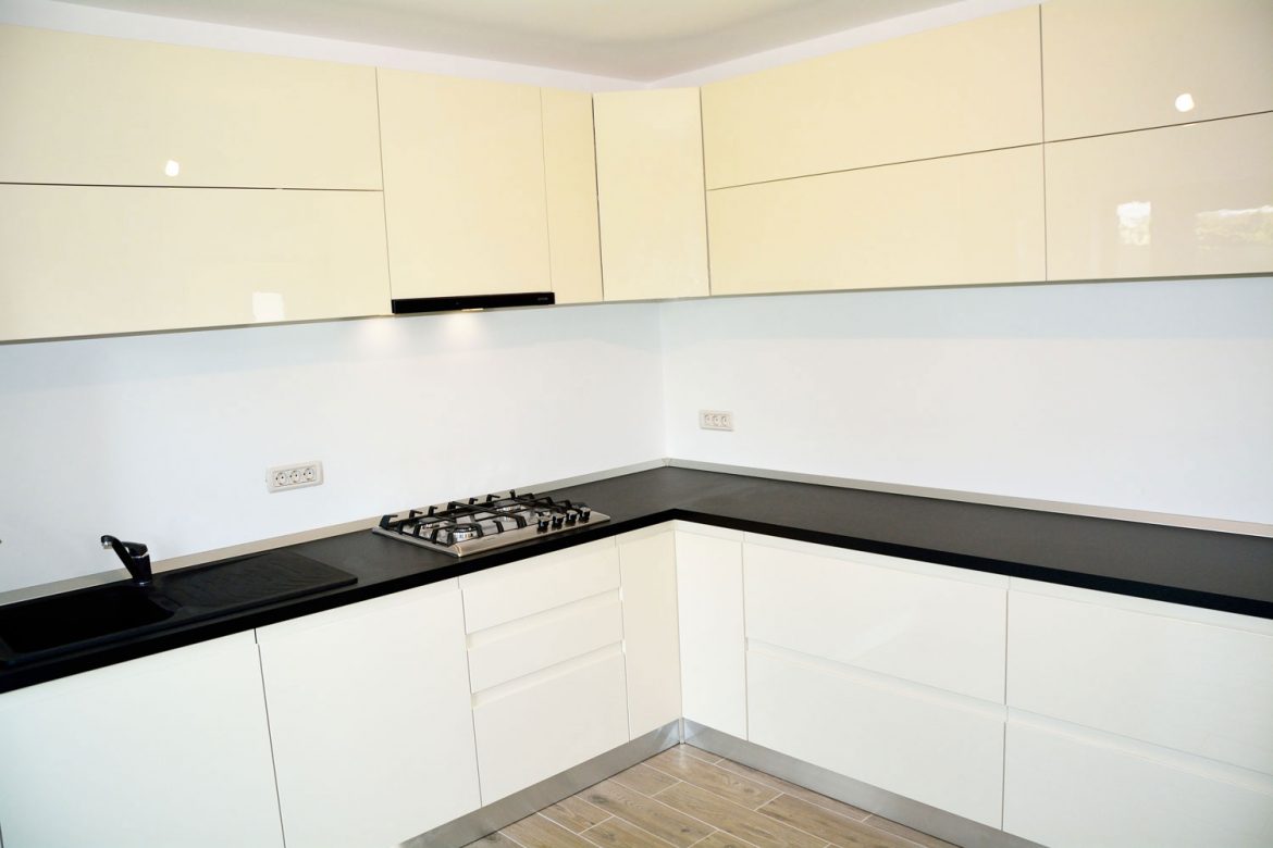 Bucatarie la comanda Yulmob Bacau frezare manere usi MDF vopsit crem sertare silentioase Blum interior MDF cu melamina alba 1
