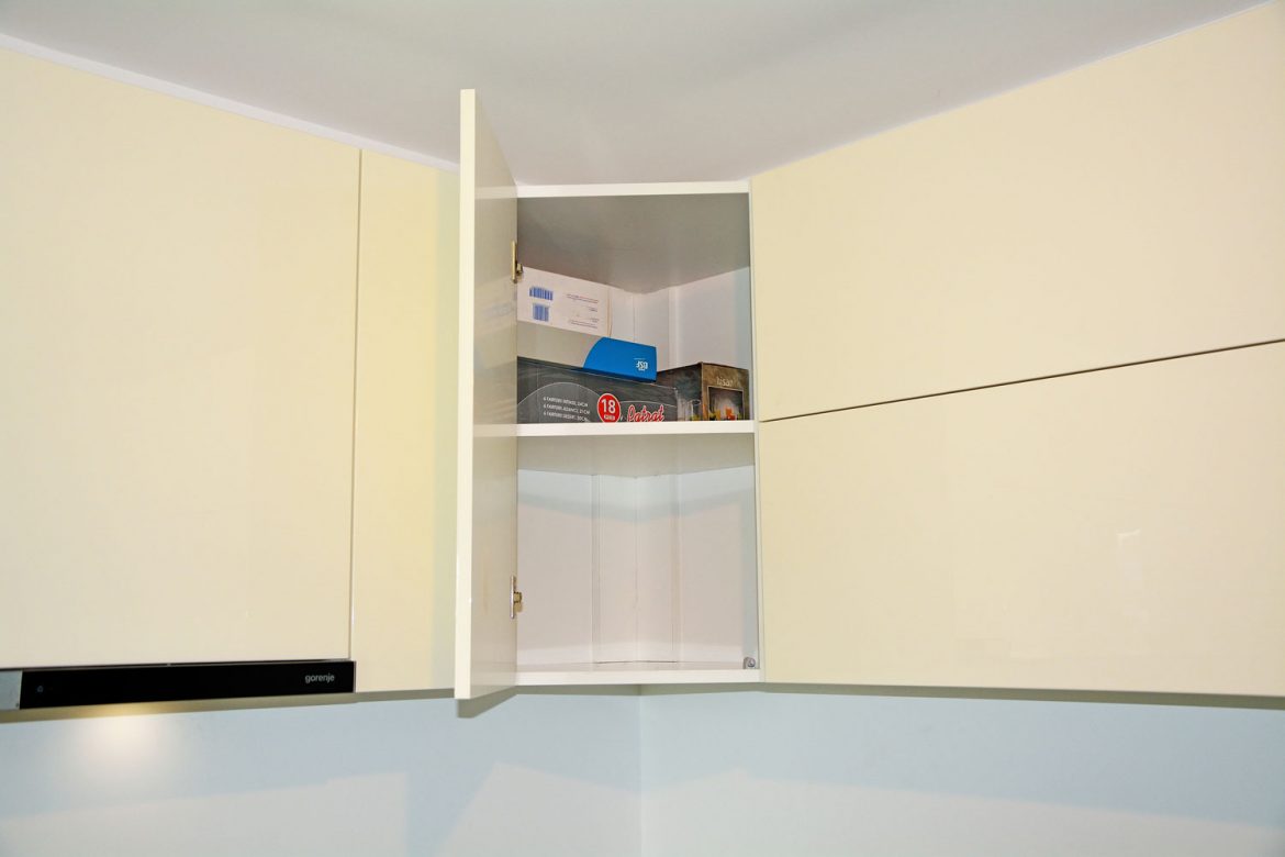 Bucatarie la comanda Yulmob MDF vopsit crem RAL 9001 balamale silentioase Blum si interior MDF melamina alba