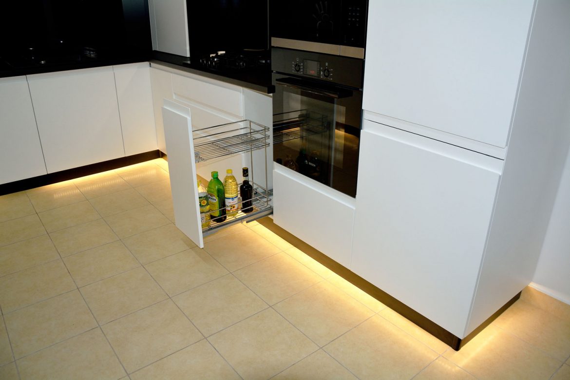 Bucatarie la comanda Yulmob cu usi MDF alb mat RAL 9003 cu frezare manere plinta picioare infoliata negru mat joly cu amortizare cuptor incorporabil electric Bosch HBA43T360 negru