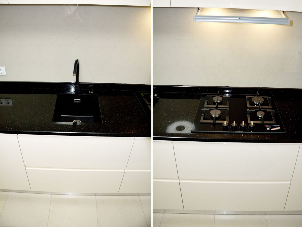 Bucatarie la comanda cu blat granit negru Galaxy chiuveta si baterie granit negru sub blat plita pe gaz Bosch neagra usi MDF vopsit RAL 9001 crem lucios cu frezare manere