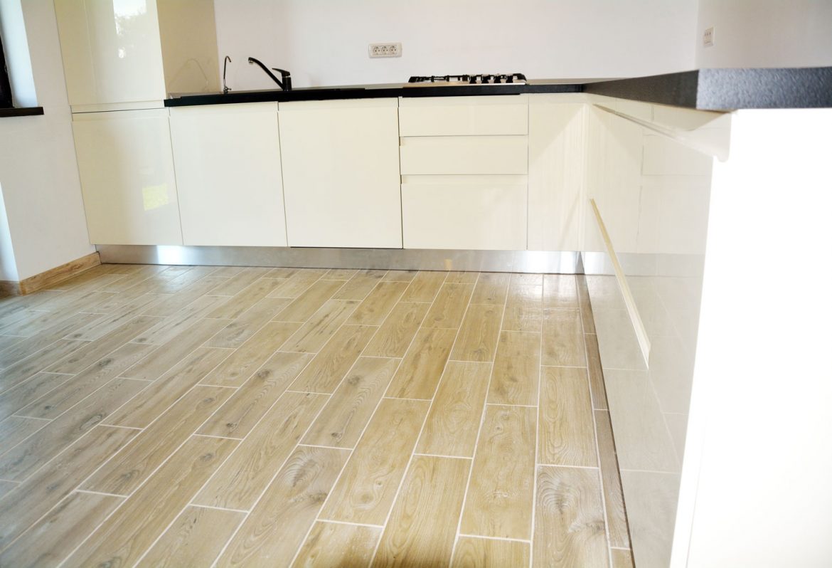 Bucatarie la comanda cu blat termerezistent MDF vopsit crem RAL 9001 si feronerie Blum 1