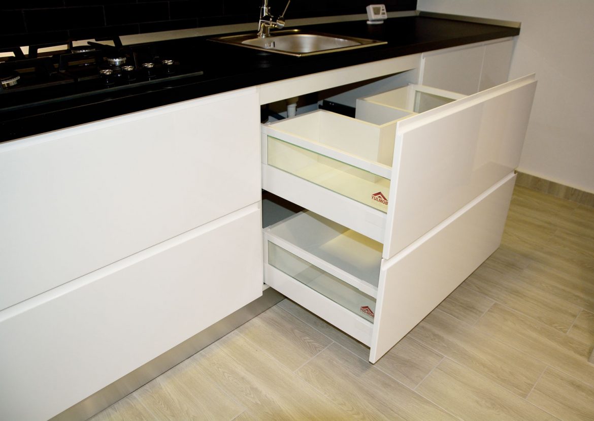 Bucatarie la comanda cu electrocasnice incorporabile sertare silentioase cu inchidere amortizare Blum inaltatoare sertar cu sticla plinta de picioare din PVC si blat termorezistent 1