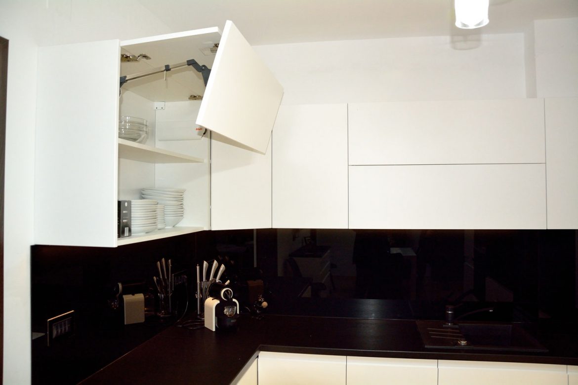 Bucatarie la comanda cu usi MDF vopsit RAL 9003 alb mat cu sisteme deschidere corpuri superioare Aventos Blum interior pal alb balamale silentioase Blum laterale MDF vopsit