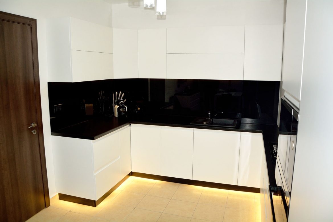 Bucatarie la comanda cu usi MDF vopsit alb mat RAL 9003 cu frezare manare balamale silentioase Blum plinta picioare infoliata negru mat blat termorezistent si laterale MDF vopsit