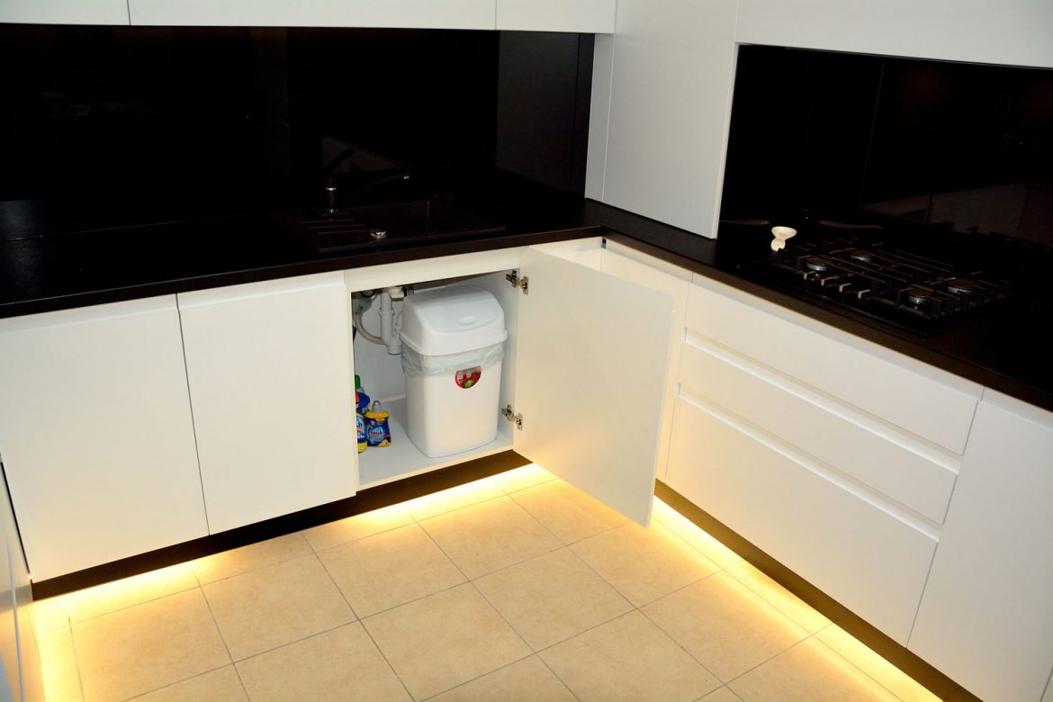 Bucatarie la comanda cu usi MDF vopsit alb mat RAL 9003 cu frezare manere balamale silentioase Blum interior pal alb blat termorezistent negru Egger F160 ST9 marmura marmara