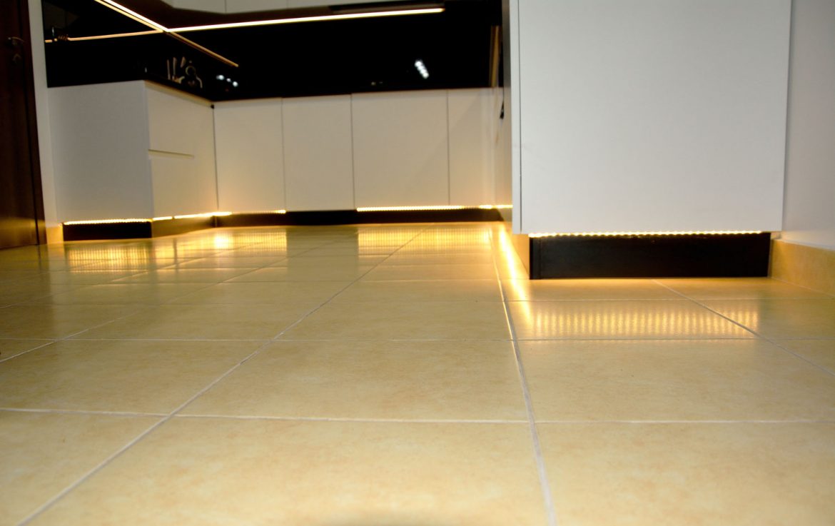 Bucatarie la comanda cu usi MDF vopsit alb mat RAL 9003 cu frezare manere plinta picioare infoliata negru mat profil banda led cu transformator lumina alba blat termorezistent negru Egger
