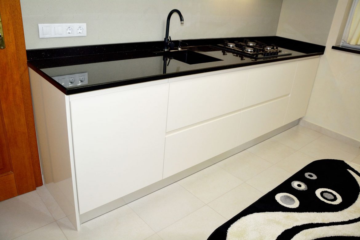 Bucatarie la comanda cu usi MDF vopsit crem lucios RAL 9001 frezare manere interior pal alb laterale MDF vopsit electrocasnice incorporabile