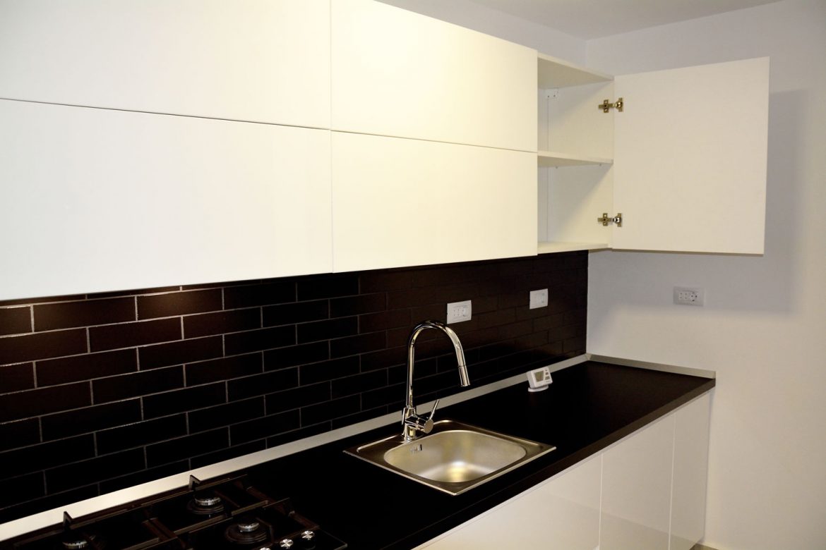 Bucatarie moderna Yulmob Bacau cu usi MDF vopsit alb RAL 9003 balamale silentioase Blum electrocasnice incorporabile si blat termorezistent negru