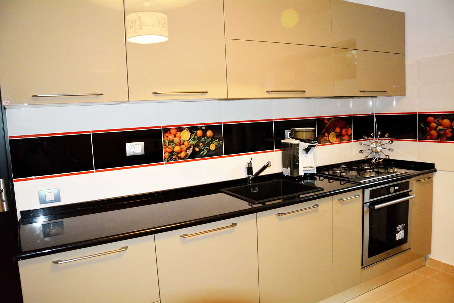 Bucatarie moderna Yulmob Bacau cu usi din MDF capucino lucios RAL 1019 interior din pal alb sisteme silentioase Blum