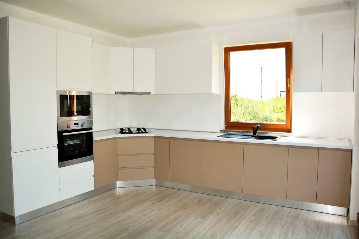 Bucatarie moderna cu carcasa din pal alb cu usi din MDF vopsit mat cappuccino RAL 1019 cu alb RAL 9003 cu accesori Blum