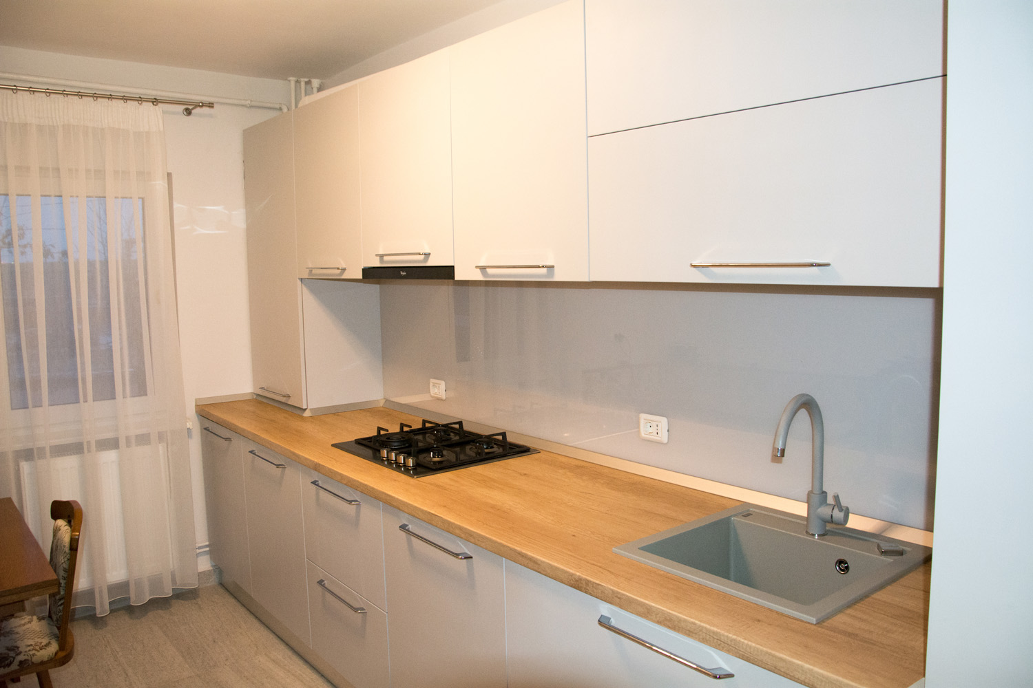Bucatarie moderna la comanda Yulmob Bacau cu fronturi din MDF vopsit gri casmir mat RAL NCS s 1502 g50Y 1