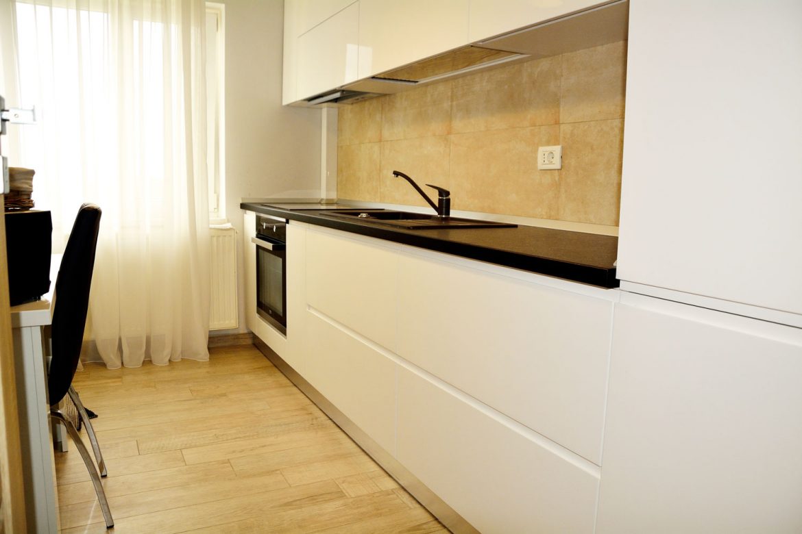Bucatarie moderna la comanda cu usi MDF vopsit alb lucios RAL 9003 frezare manere electrocasnice incorporabile blat termorezistent Egger U999 ST89 Black