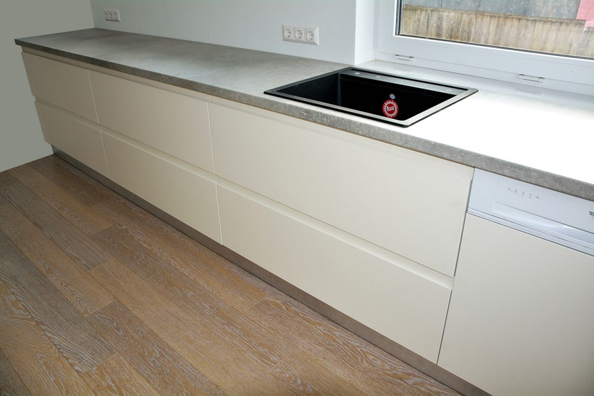 Chiuveta Neagra Teka incastrata in blat termorezistent gri cu fronturi din mdf vopsit Crem Deschis 1