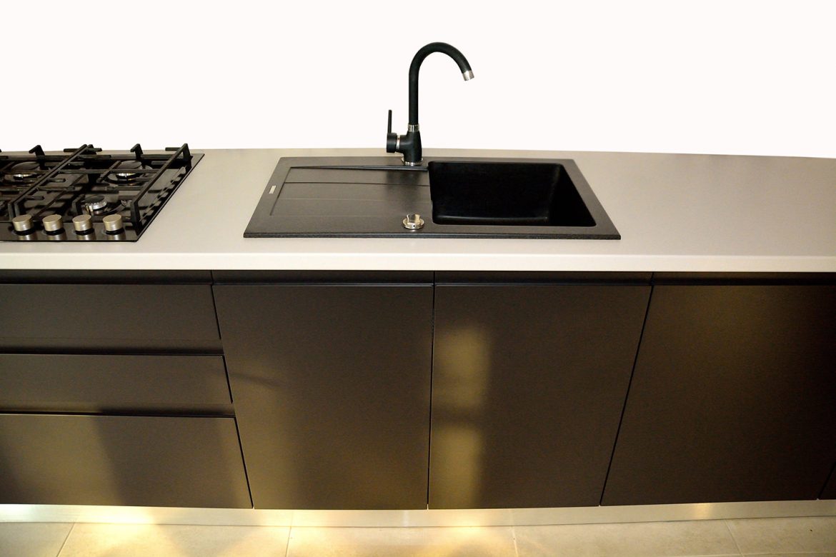 Chiuveta si baterie Neagra incastrata in blat Alveus