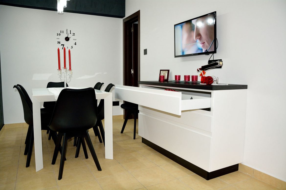 Comoda bucatarie la comanda cu sertare silentioase cu amortizare de 70 kg Blum inaltator sertar cu sticla usi MDF vopsit alb RAL 9003 cu frezare manere
