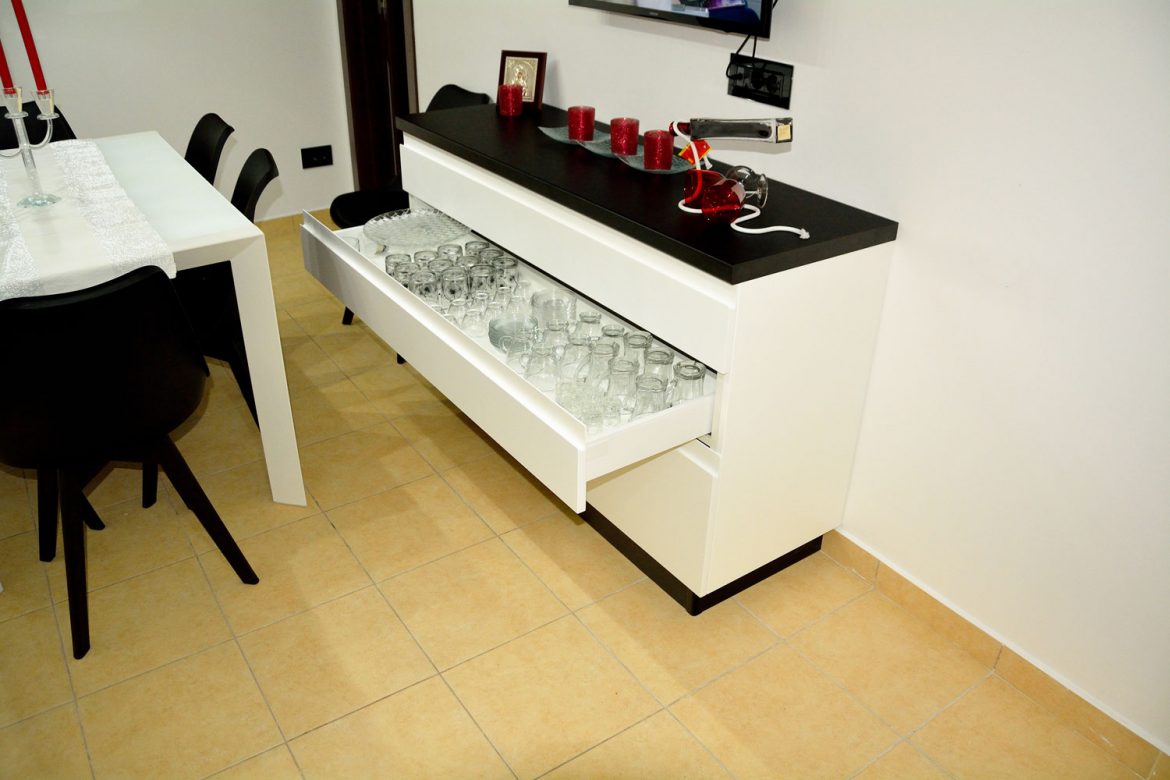 Comoda realizata la comanda cu usi MDF vopsit RAL 9003 alb mat frezare manare sertare silentioase de 70 kg cu amortizare Blum interior din pal si laterale din MDF vopsit
