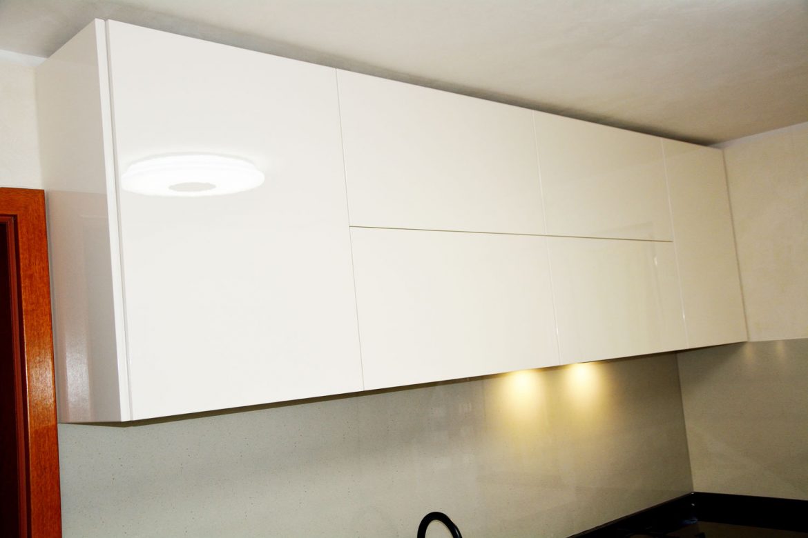 Corp bucatarie la comanda cu usi MDF vopsit crem lucios RAL 9001 sisteme Aventos HF Blum Tip On Blumotion laterale din MDF vopsit interior pal alb