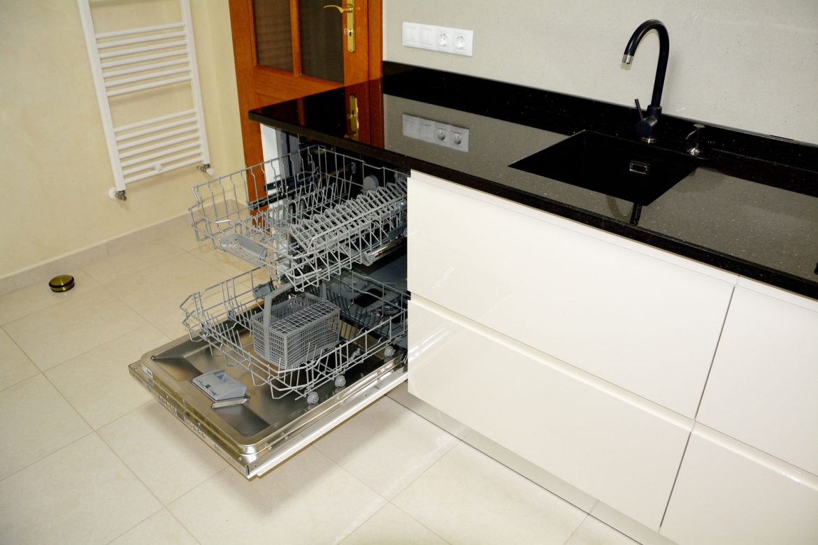 Corp bucatarie moderna la comanda cu blat granit negru Galaxy masina spalat vase incastrabila usi MDF vopsit crem lucios RAL 9001 cu frezare manere