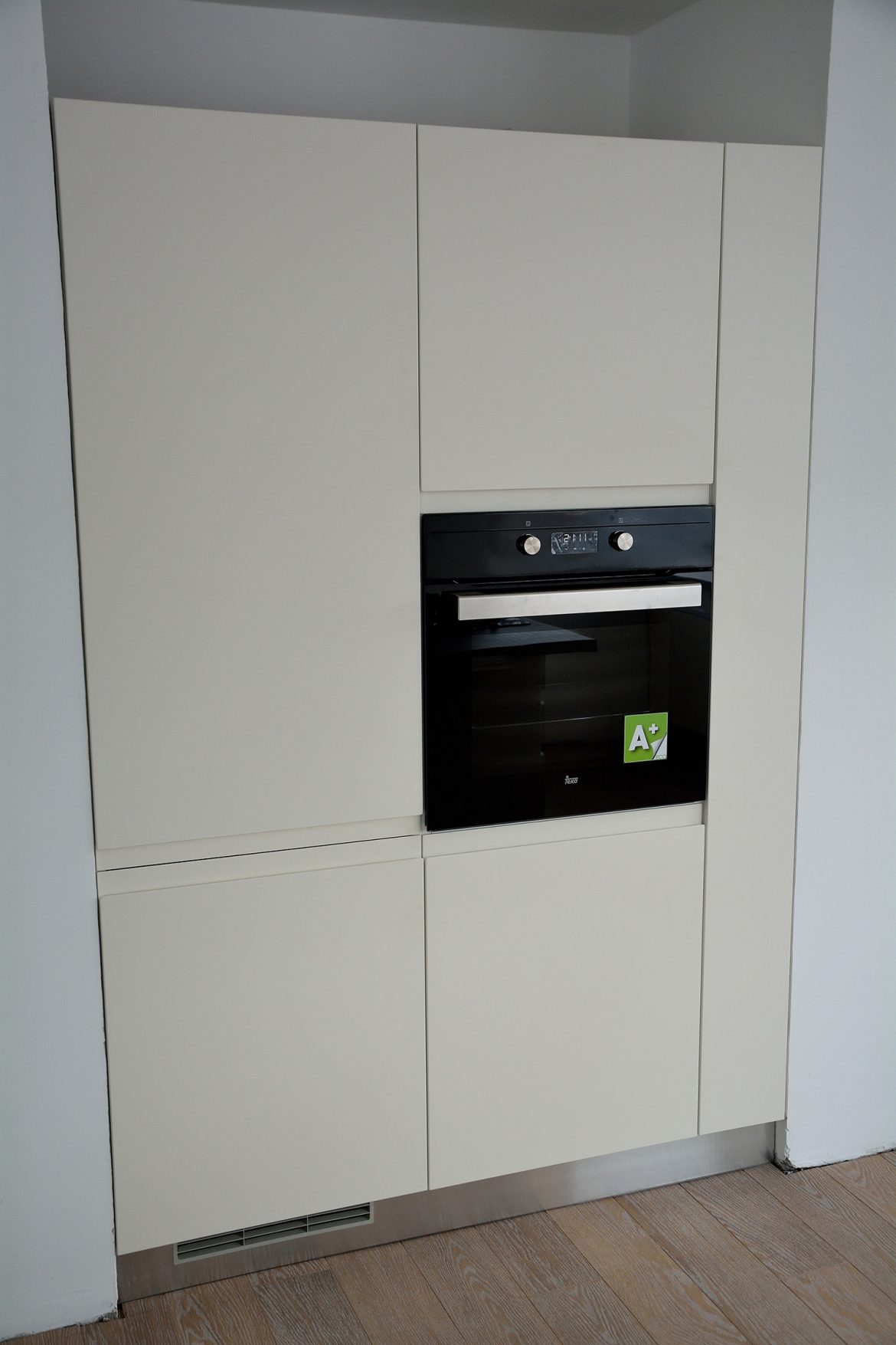 Corp de mobilier bucatarie moderna realizat pe comanda Yulmob din Mdf Vopsit Mat Crem Deschis cu electrocasnice incorporabile