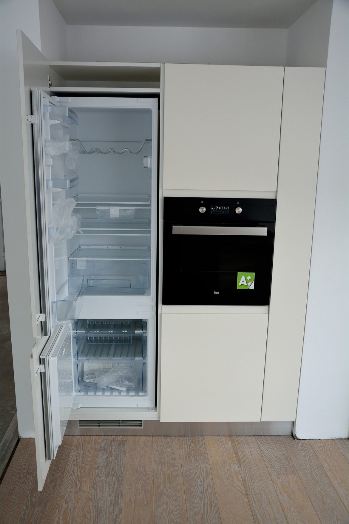 Corp de mobilier incastrat in perete de bucatarie cu frigider incastrabil si cuptor