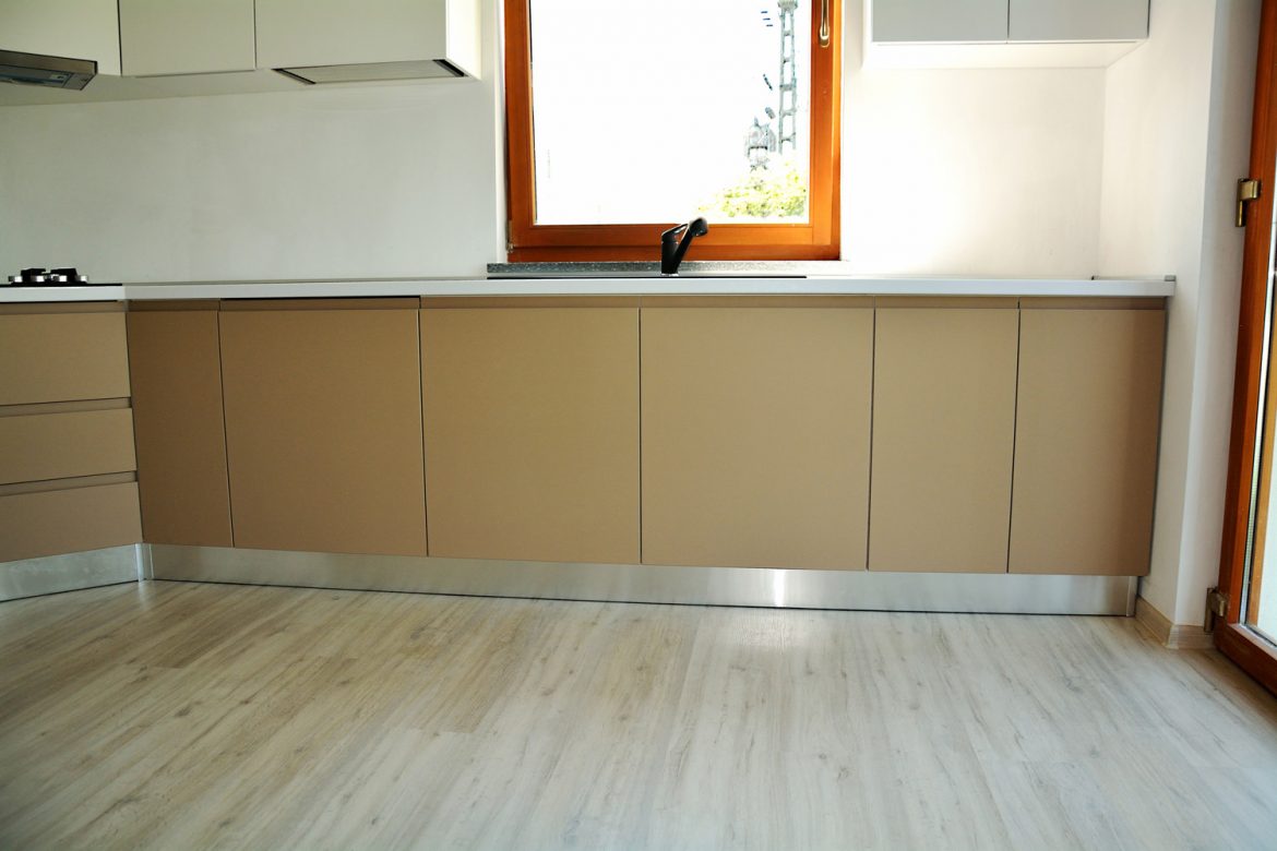 Corpuri bucatarie inferioare la comanda Bacau usi din MDF vopsit cappuccino RAL 1019 frezare maner plinta de picioare din PVC blat alb termorezistent