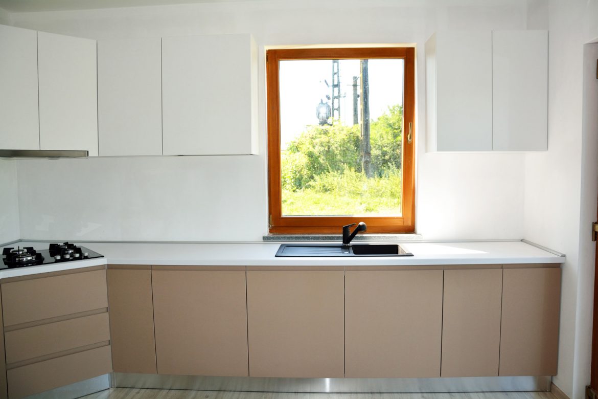 Corpuri bucatarie la comanda cu usi din MDF vopsit mat cappucino RAL 1019 cu alb RAL 9003 frezare maner balamale silentioase blumotion Blum
