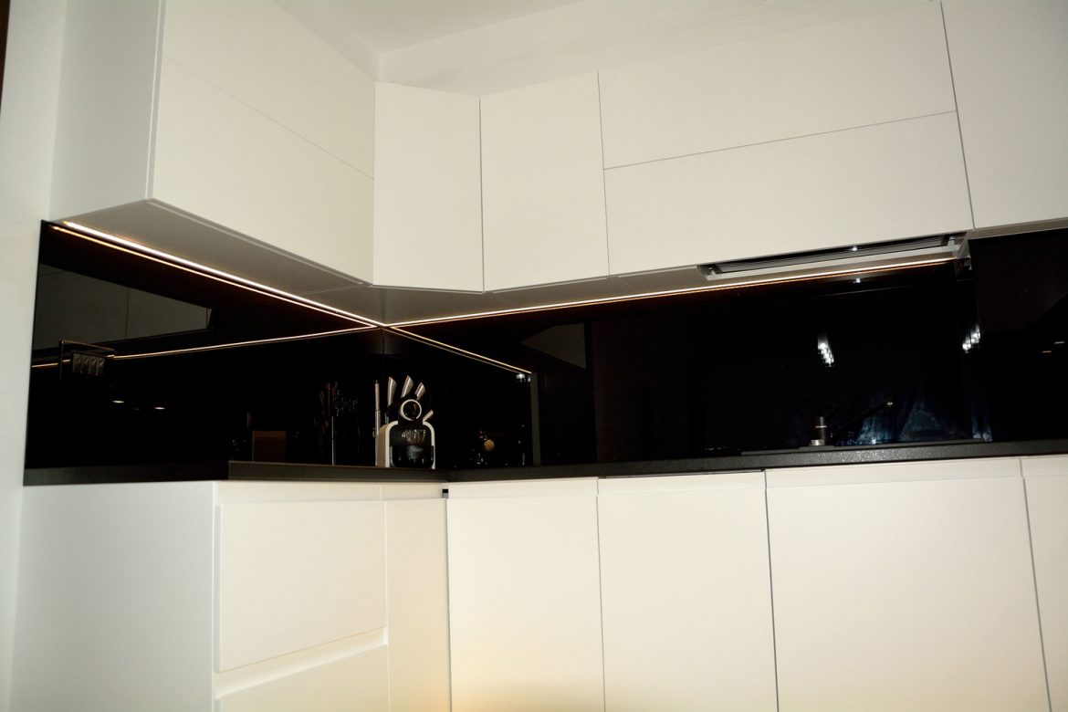 Corpuri mobilier bucatarie la comanda cu usi din MDF vopsit alb mat RAL 9003 frezare manere laterale MDF vopsit interior pal alb sisteme feronerie Blum si blat termorezistent