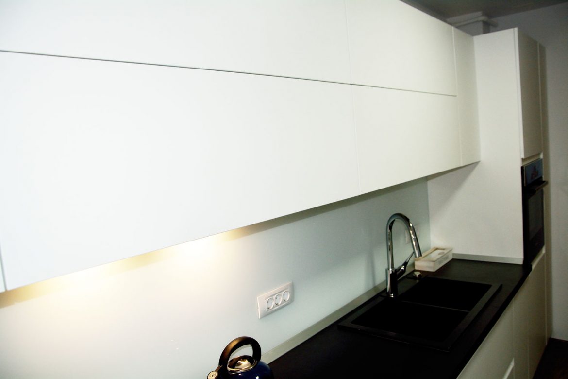 Corpuri superioare Antaro Tip On cu Blumotion usi MDF vopsit alb lucios RAL 9003 electrocasnice negre incorporabile