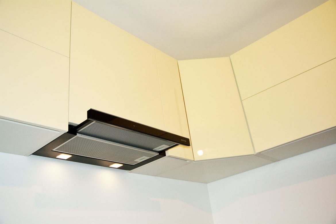 Corpuri superioare MDF lucios crem RAL 9001 cu sisteme Aventos Blum hota Gorenje incorporabila