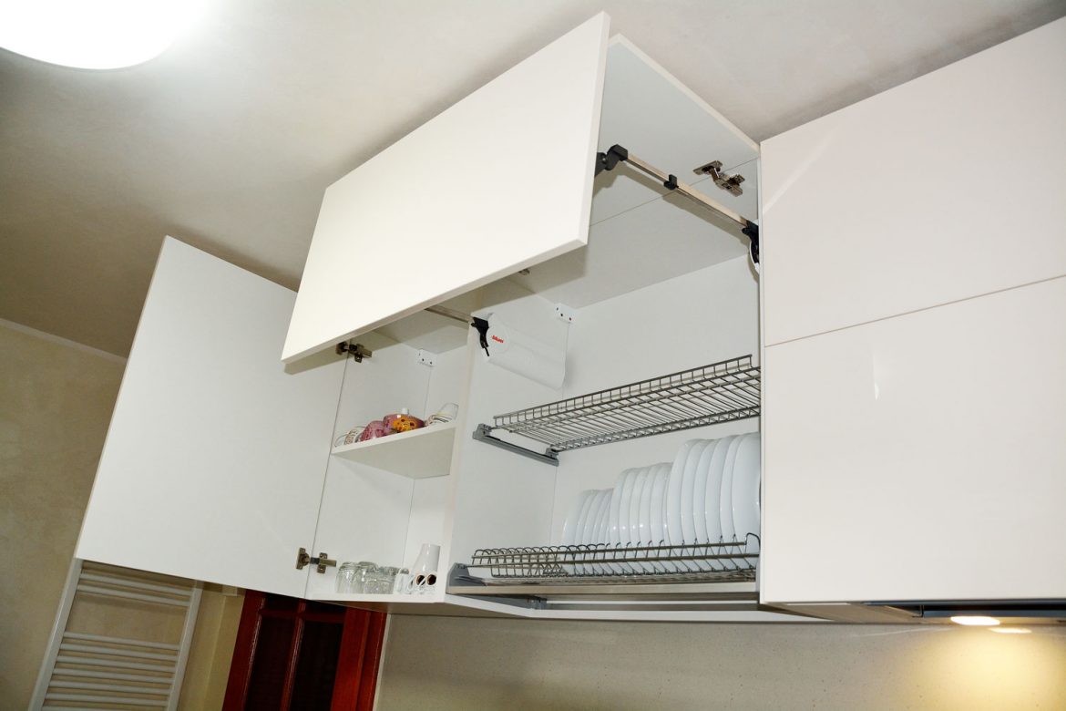 Corpuri superioare bucatarie moderna cu usi MDF vopsit crem lucios RAL 9001 balamale silentioase Blumotion Blum sisteme Aventos HF Blum si Aventos HK S Blum interior pal alb scurgator vase inox