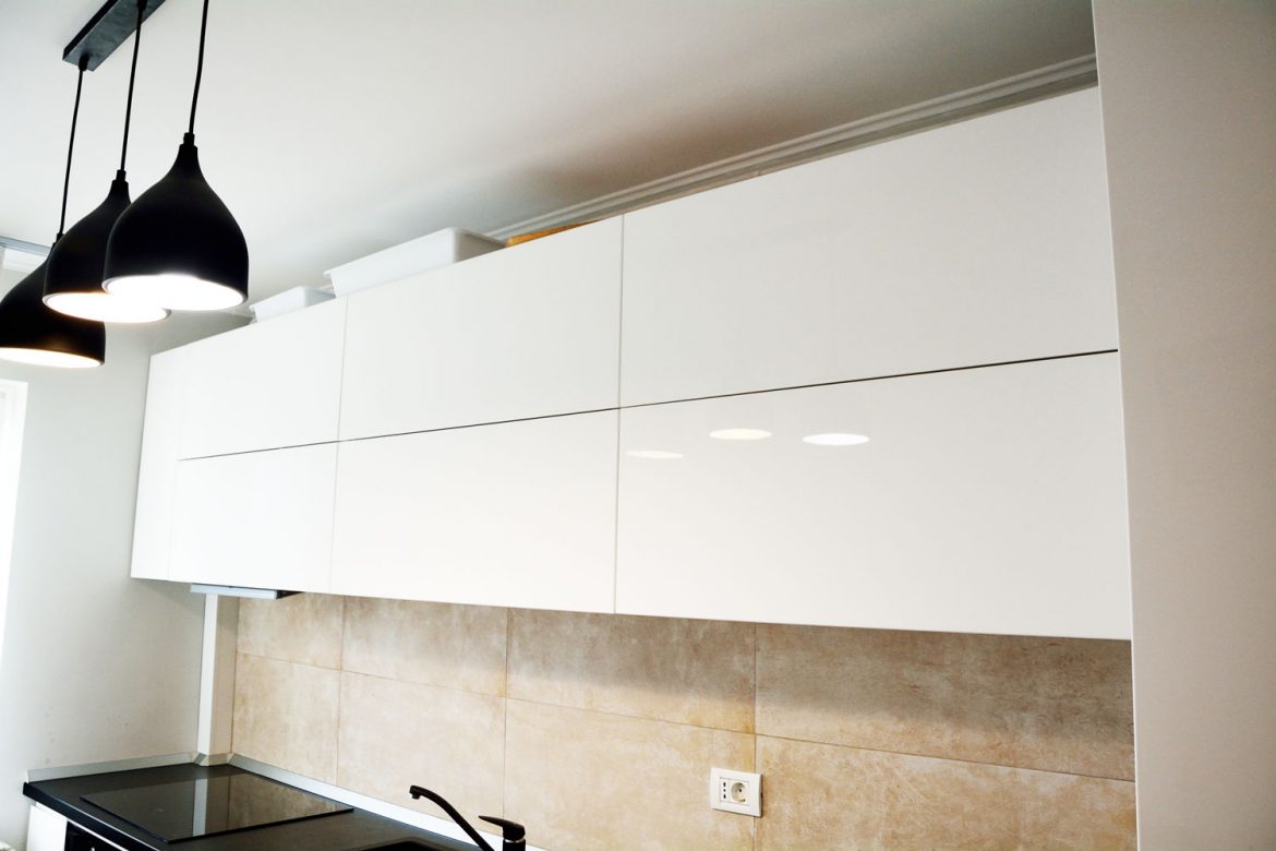 Corpuri superioare cu deschidere Tip On Blumotion MDF vopsit alb lucios RAL 9003 interior pal alb blat negru termorezistent Egger