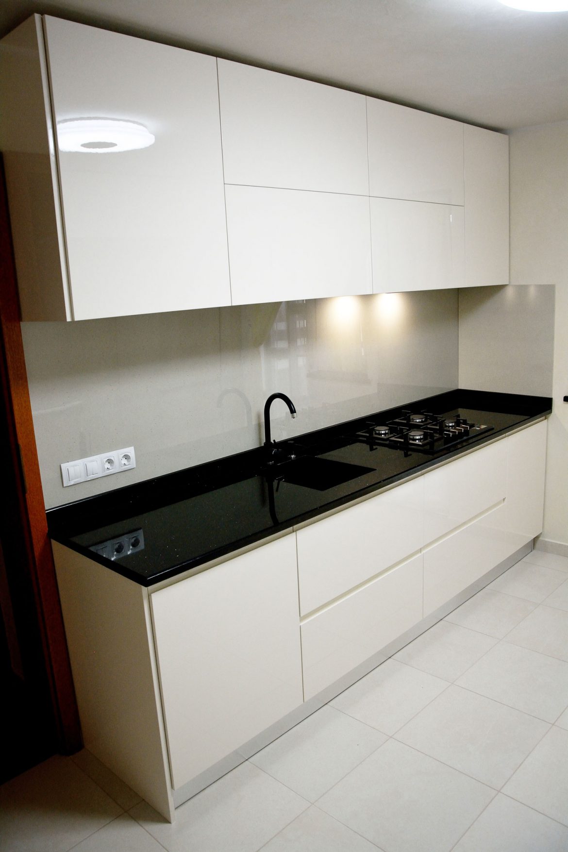 Cover bucatarie moderna la comanda cu usi MDF vopsit RAL 9001 crem lucios