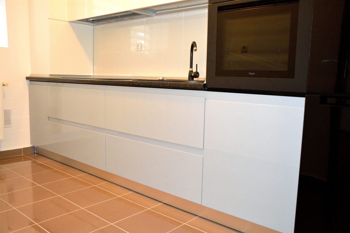 mobila-de-bucatarie-din-mdf-vopsit-ral-7040-gri-deschis-lucios-ral-7040-si-ral-9003-alb