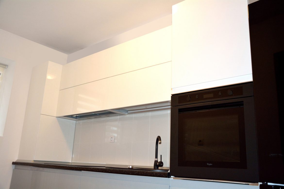 mobila-de-bucatarie-din-mdf-vopsit-ral-7040-gri-deschis-lucios-ral-7040-si-ral-9003-alb