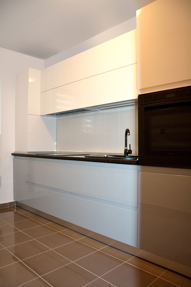 mobila-de-bucatarie-din-mdf-vopsit-ral-7040-gri-deschis-lucios-ral-7040-si-ral-9003-alb