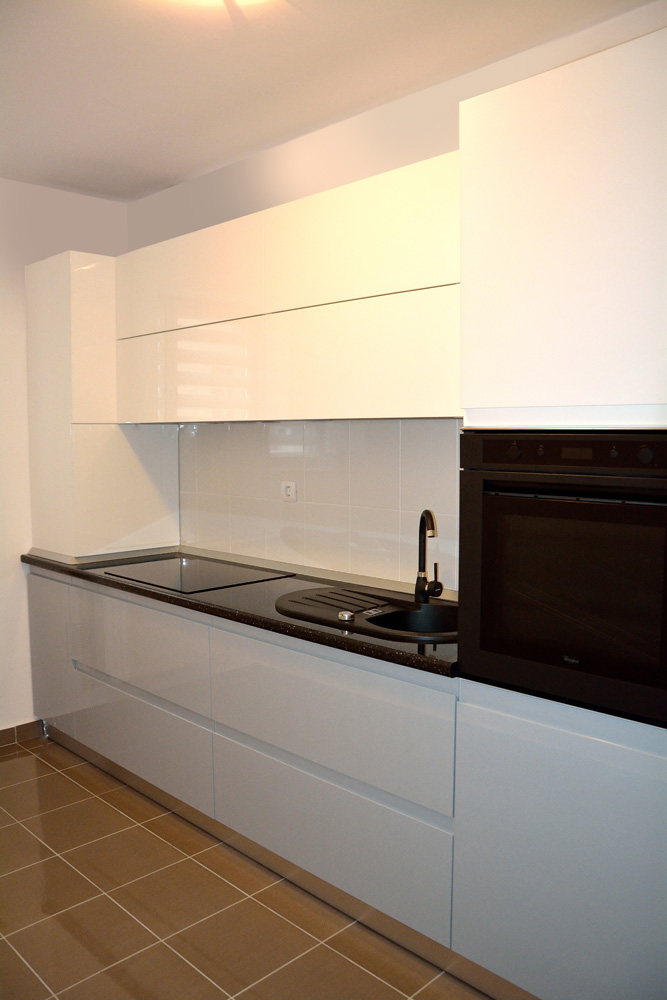 mobila-de-bucatarie-din-mdf-vopsit-ral-7040-gri-deschis-lucios-ral-7040-si-ral-9003-alb