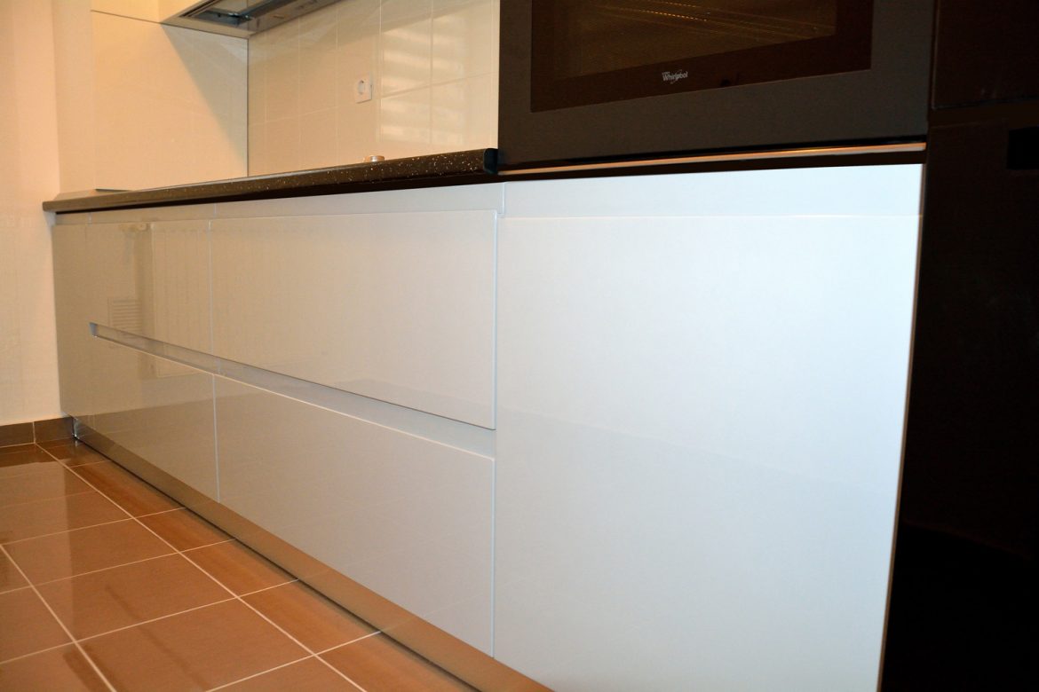 mobila-de-bucatarie-din-mdf-vopsit-ral-7040-gri-deschis-lucios-ral-7040-si-ral-9003-alb