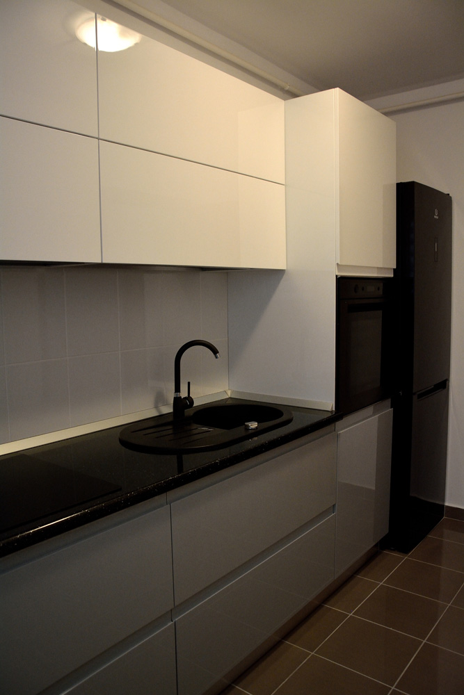 mobila-de-bucatarie-din-mdf-vopsit-ral-7040-gri-deschis-lucios-ral-7040-si-ral-9003-alb