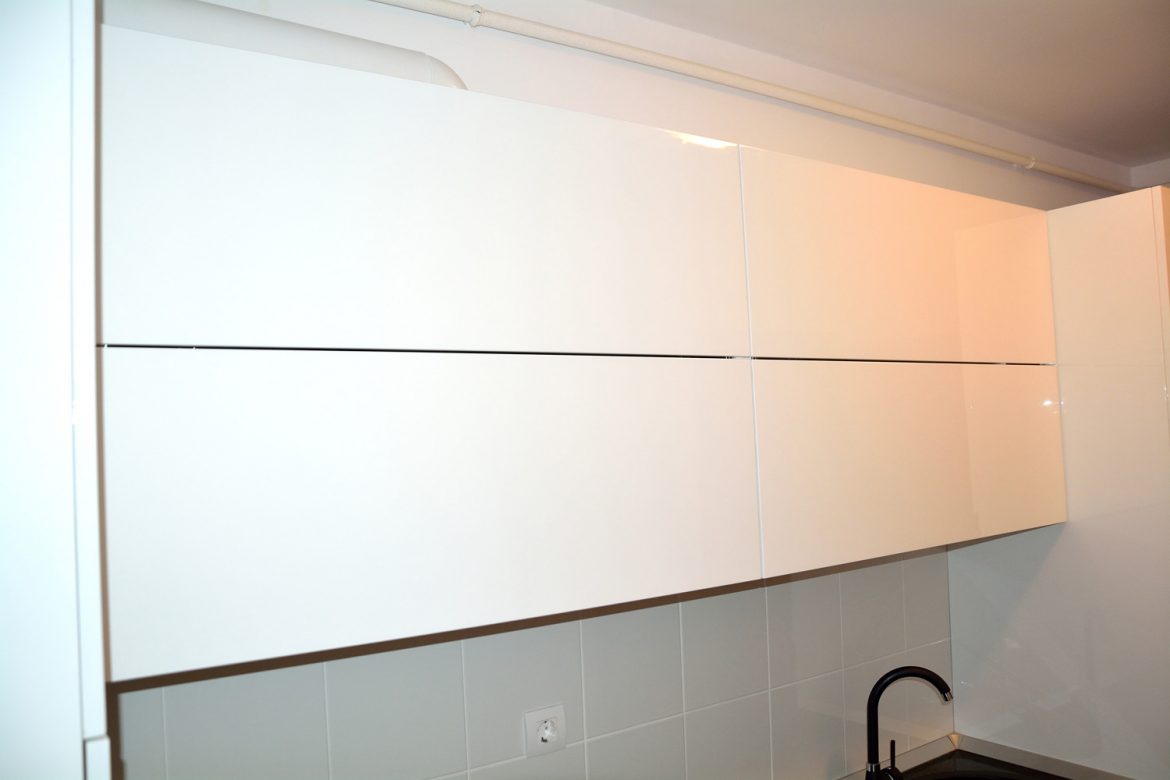 mobila-de-bucatarie-din-mdf-vopsit-ral-7040-gri-deschis-lucios-ral-7040-si-ral-9003-alb