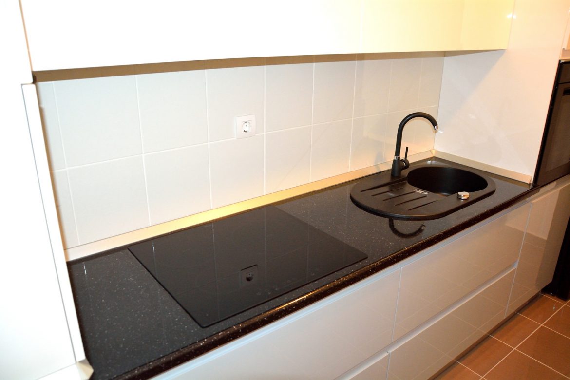 mobila-de-bucatarie-din-mdf-vopsit-ral-7040-gri-deschis-lucios-ral-7040-si-ral-9003-alb