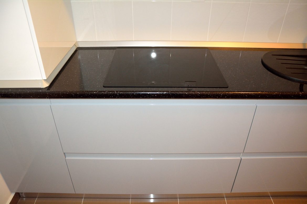 mobila-de-bucatarie-din-mdf-vopsit-ral-7040-gri-deschis-lucios-ral-7040-si-ral-9003-alb