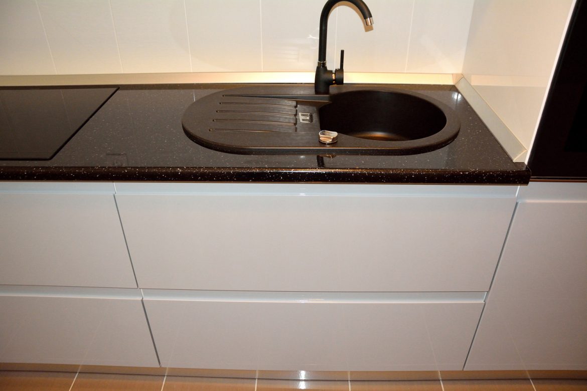 mobila-de-bucatarie-din-mdf-vopsit-ral-7040-gri-deschis-lucios-ral-7040-si-ral-9003-alb