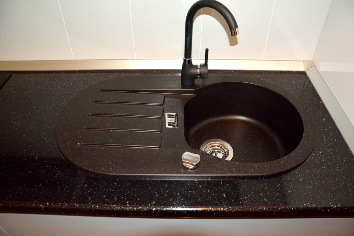 mobila-de-bucatarie-din-mdf-vopsit-ral-7040-gri-deschis-lucios-ral-7040-si-ral-9003-alb